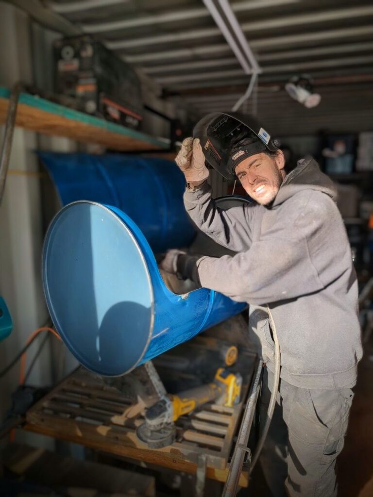 Martin Hébert, soudeur mobile, au travail dans son atelier de Bolton-Est