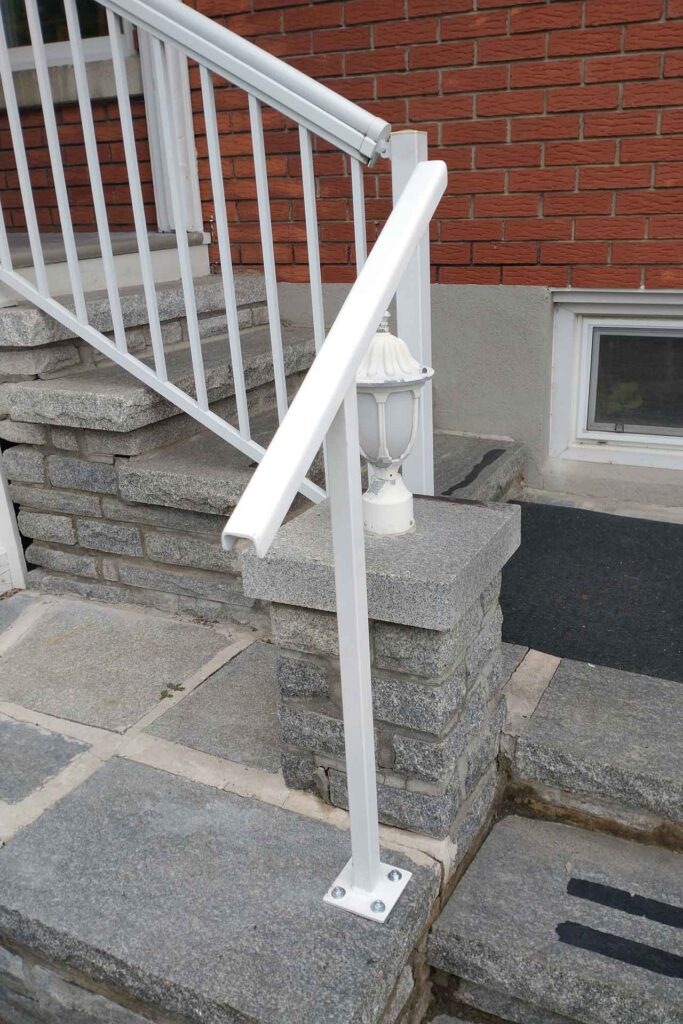 Installation d'un garde-corps en acier sur un balcon extérieur