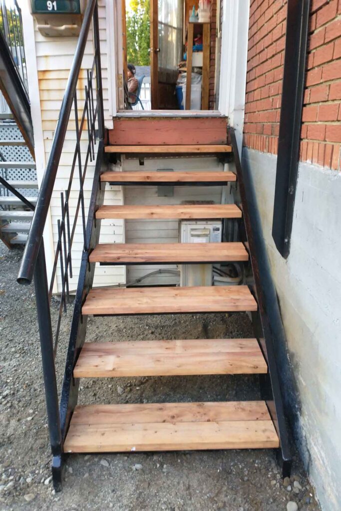 Escalier métallique remis à neuf par Savoir-fer Hébert
