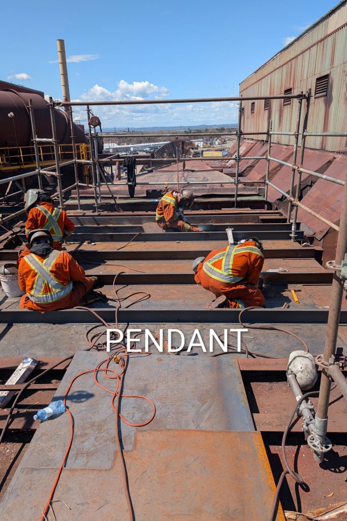 Soudure de poutres d'acier sur un chantier de construction