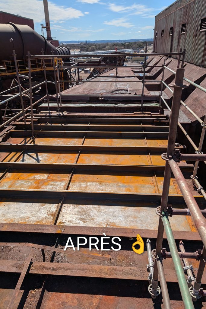 Structure métallique de bâtiment en cours de montage