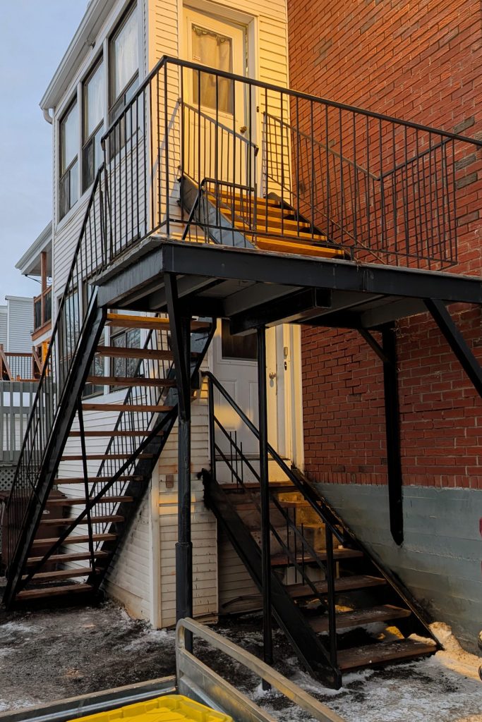 Rampe d'escalier en acier soudée et installée en Estrie