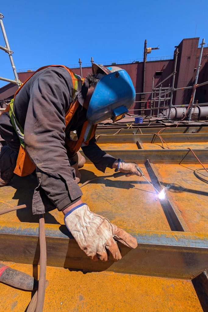 Soudeur de Savoir-fer Hébert au travail sur un chantier